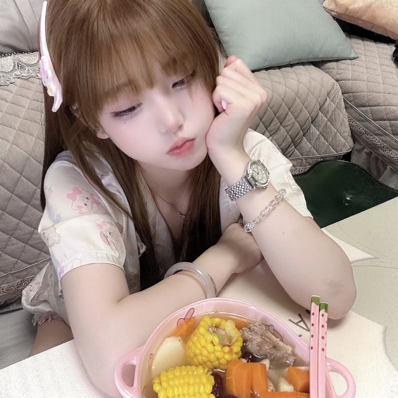 关晓彤主动掀开内裤给我玩